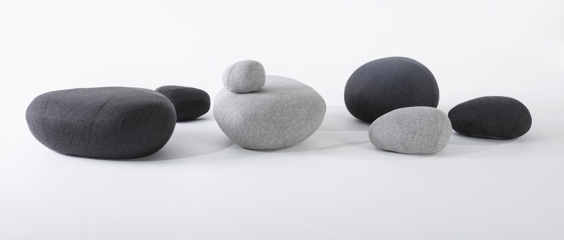 poufs galets en tissu gris clair et gris foncé de la marque Smarin, néolivingstones, agence Parade