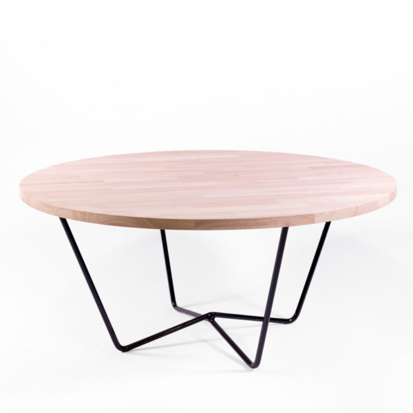 table basse ronde, plateau en bois clair et pieds en métal noirs, création agence Parade