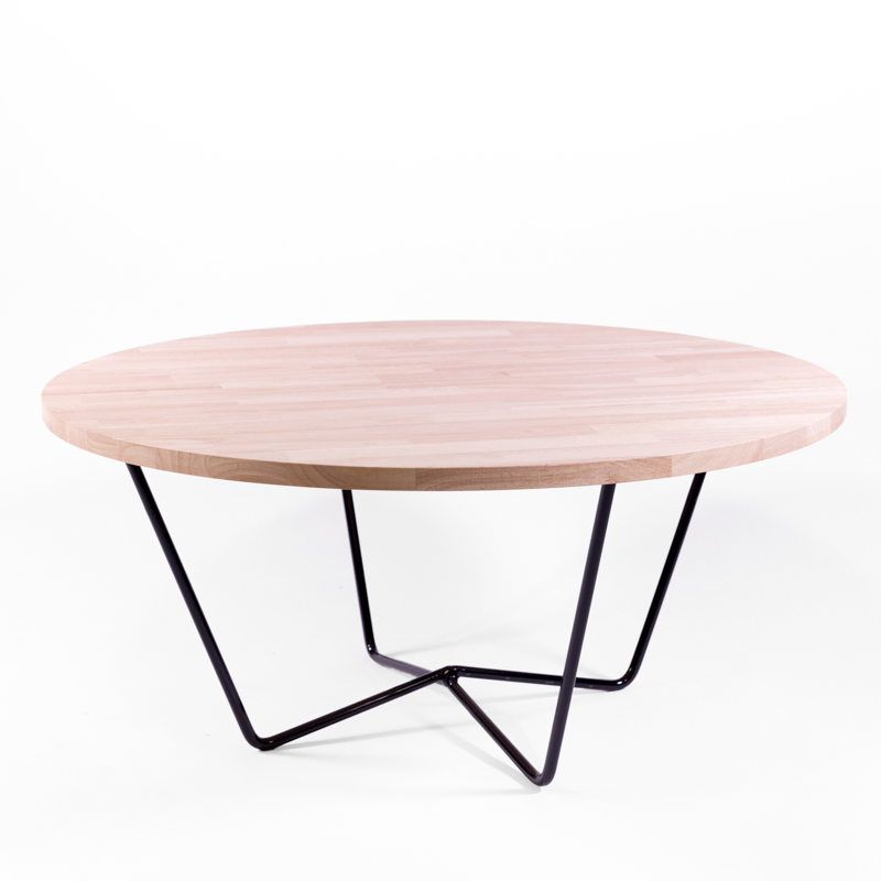 table basse ronde, plateau en bois clair et pieds en métal noirs, création agence Parade