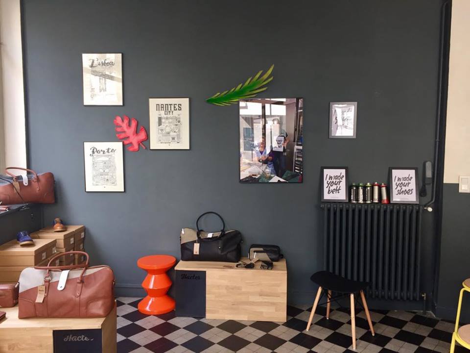 sac en cuir Hacter et tabouret zigzag orange Pols Potten, agence Parade