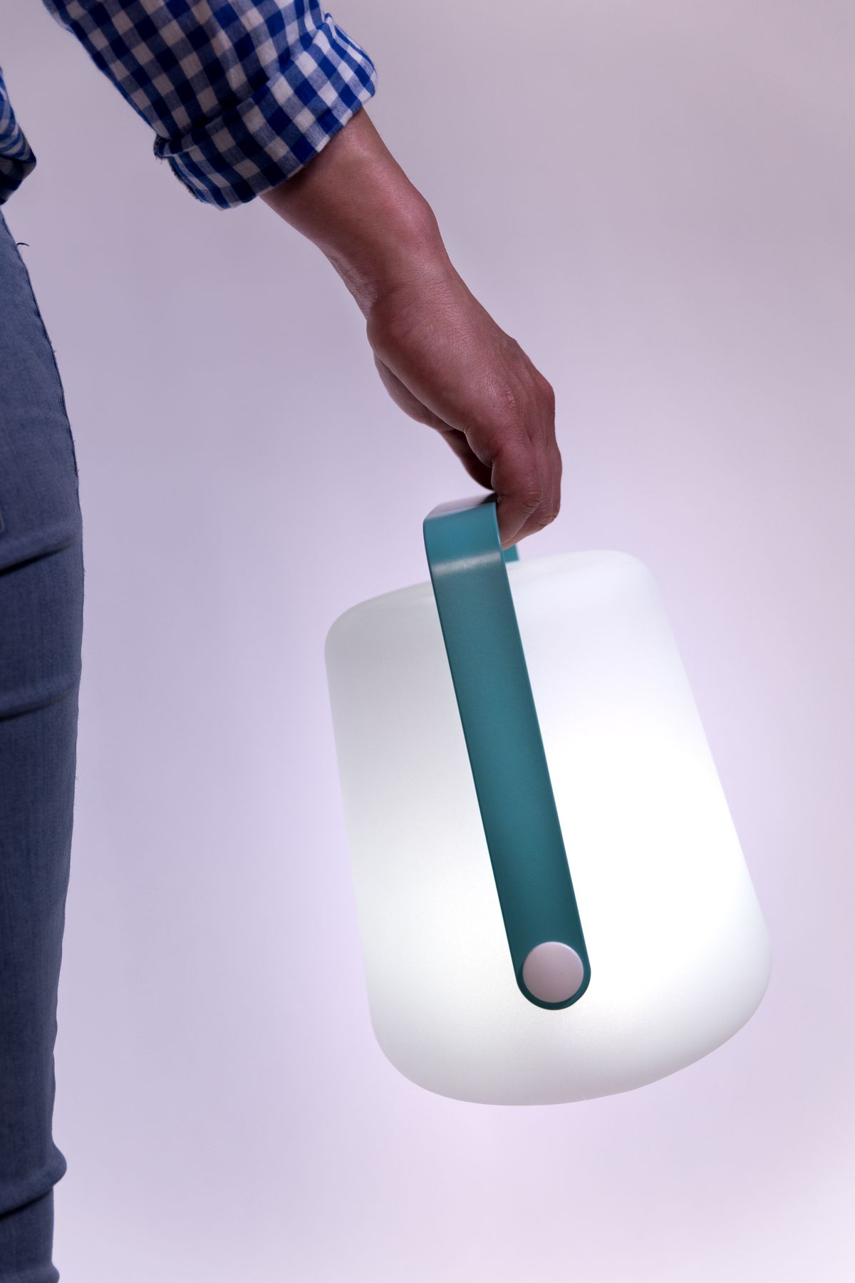 lampe nomade blanc et poignée turquoise de la marque Fermob, agence Parade