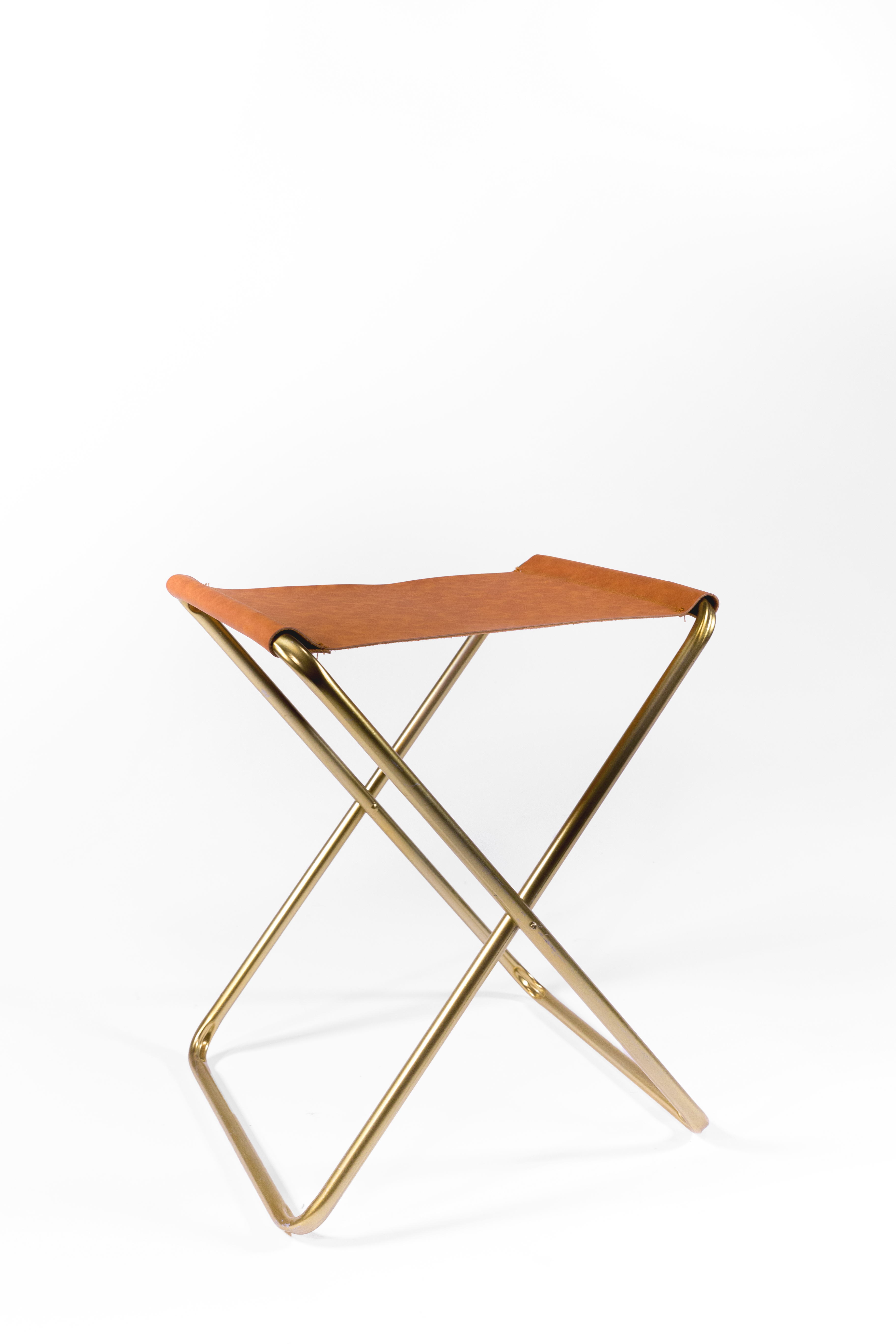 tabouret pliant pieds en métal doré et assise en cuir, agence Parade