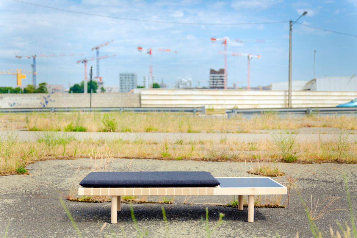 banquette en bois et sangle de jute avec un plateau noir et un matelas création de l'agence Parade