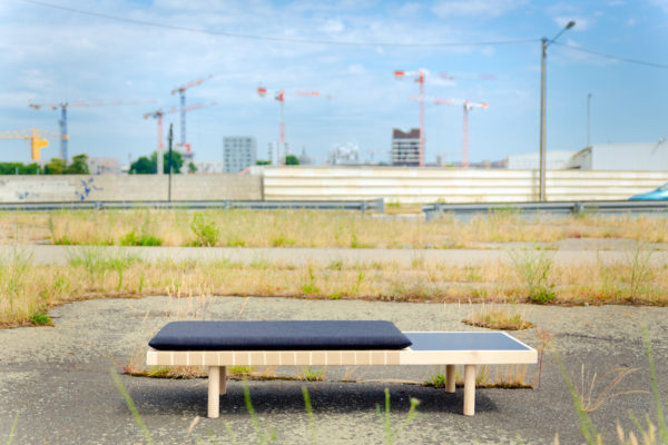 banquette en bois et sangle de jute avec un plateau noir et un matelas création de l'agence Parade