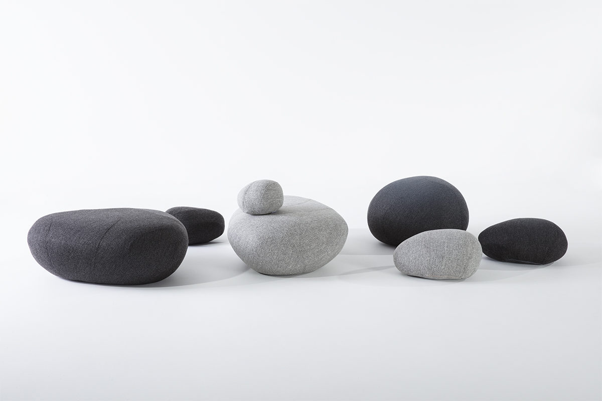 poufs galets en tissu gris clair et gris foncé de la marque Smarin, néolivingstones, agence Parade