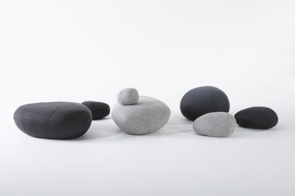 poufs galets en tissu gris clair et gris foncé de la marque Smarin, néolivingstones, agence Parade