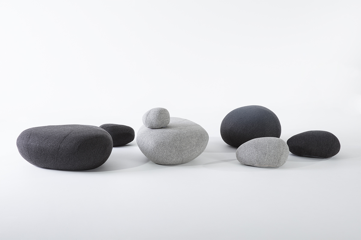 poufs galets en tissu gris clair et gris foncé de la marque Smarin, néolivingstones, agence Parade
