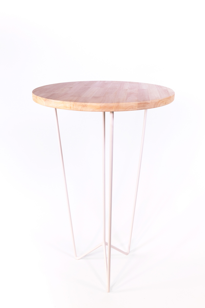 mange-debout avec plateau de bois et pieds en métal blanc, création de l'agence Parade