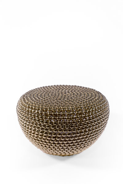 table basse en pastilles de métal laiton, de la marque Pols Potten, agence Parade