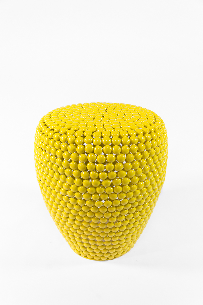 table d'appoint, guéridon, en pastilles de métal jaunes, de la marque Pols Potten, agence Parade