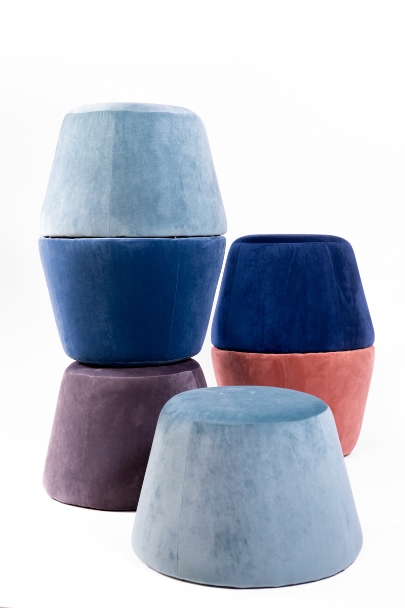 pouf en velour, de différentes coulerons agence Parade