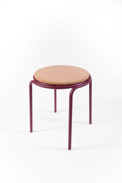 tabouret avec des pieds en métal bordeaux et une assise en liège, agence Parade