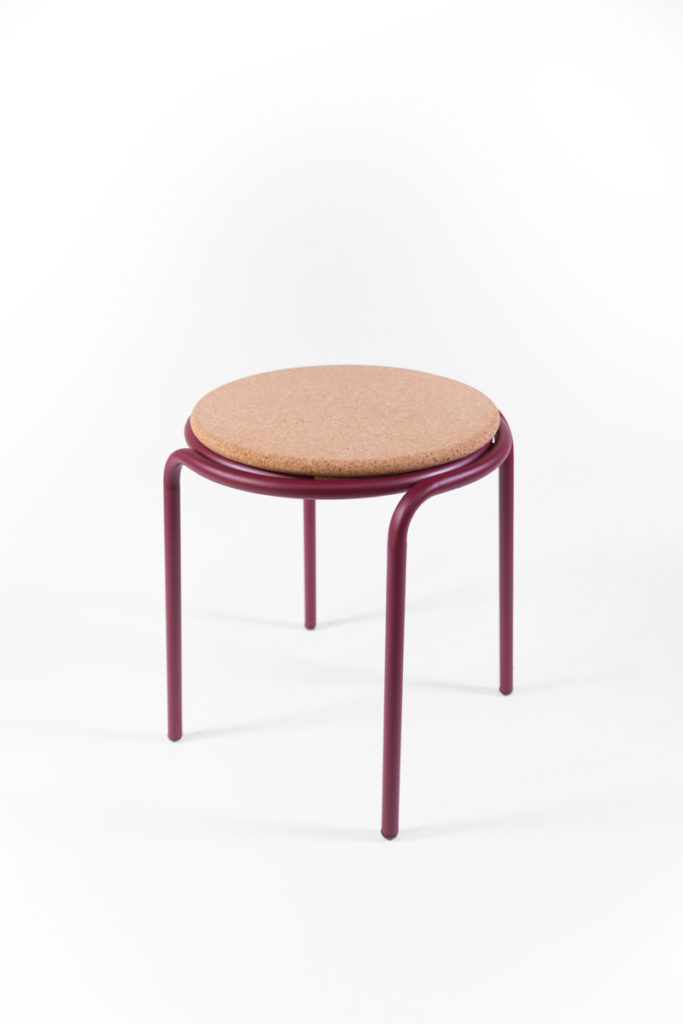 tabouret avec des pieds en métal bordeaux et une assise en liège, agence Parade
