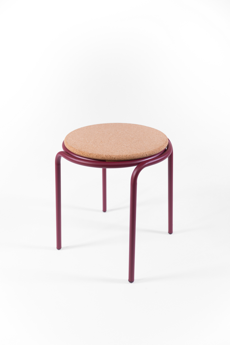 tabouret avec des pieds en métal bordeaux et une assise en liège, agence Parade