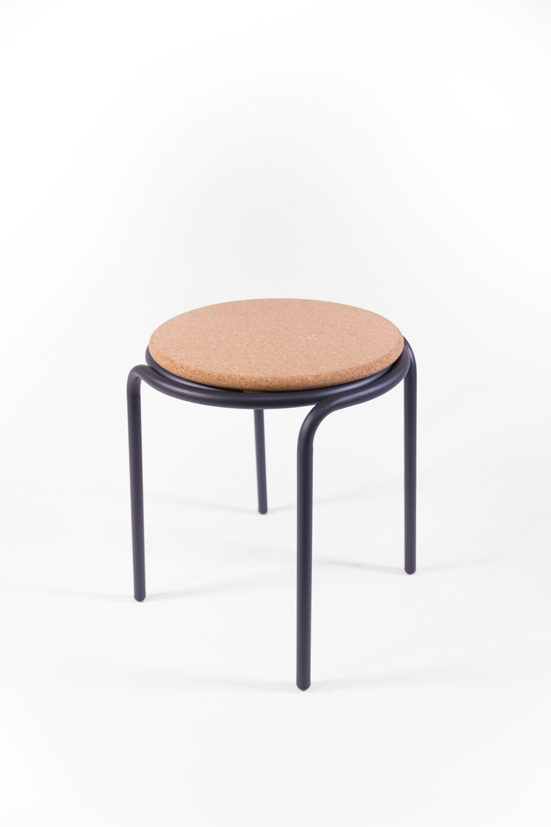 tabouret avec des pieds en métal gris et une assise en liège