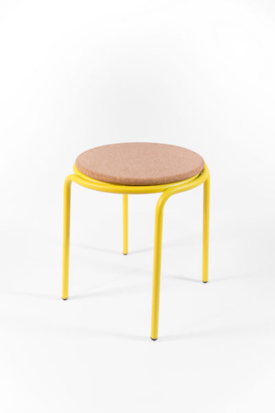 tabouret avec pieds en métal jaune et assise en liège