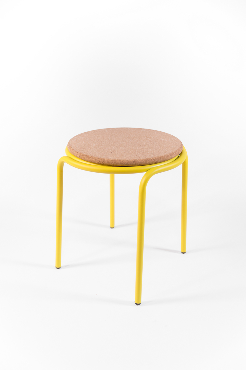tabouret avec pieds en métal jaune et assise en liège