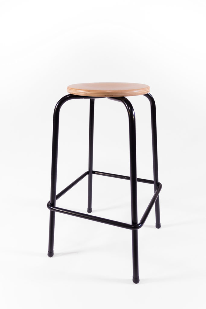 tabouret haut d'écolier piètements noirs en métal et assise en bois