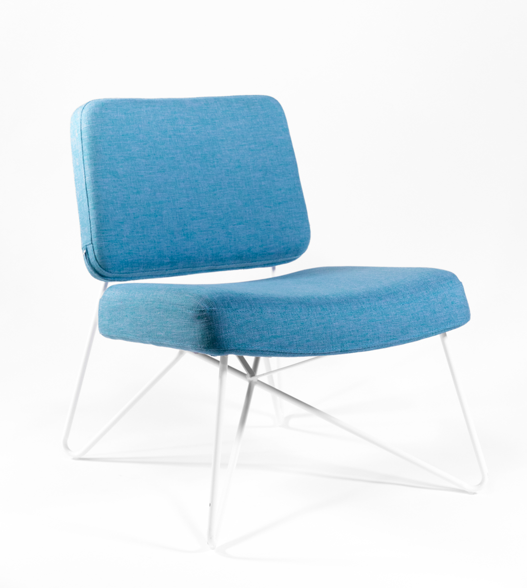 fauteuil en tissu bleu et pieds en métal blanc, design scandinave, agence Parade