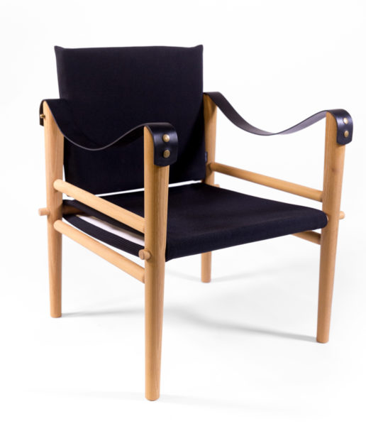 fauteuils en tissu noir et bois, Temps Libre, accoudoirs en sangles de cuir, agence Parade