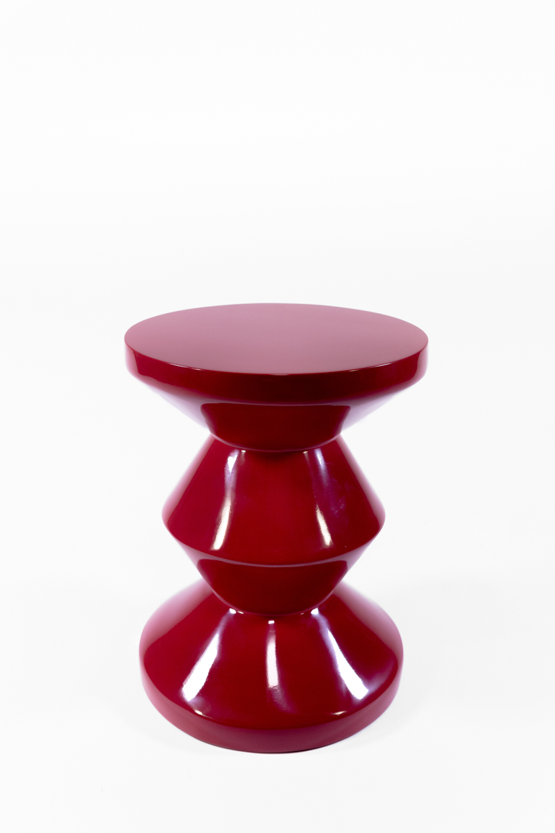 tabouret zig zag bordeaux laqué de la marque Pols Potten, agence Parade