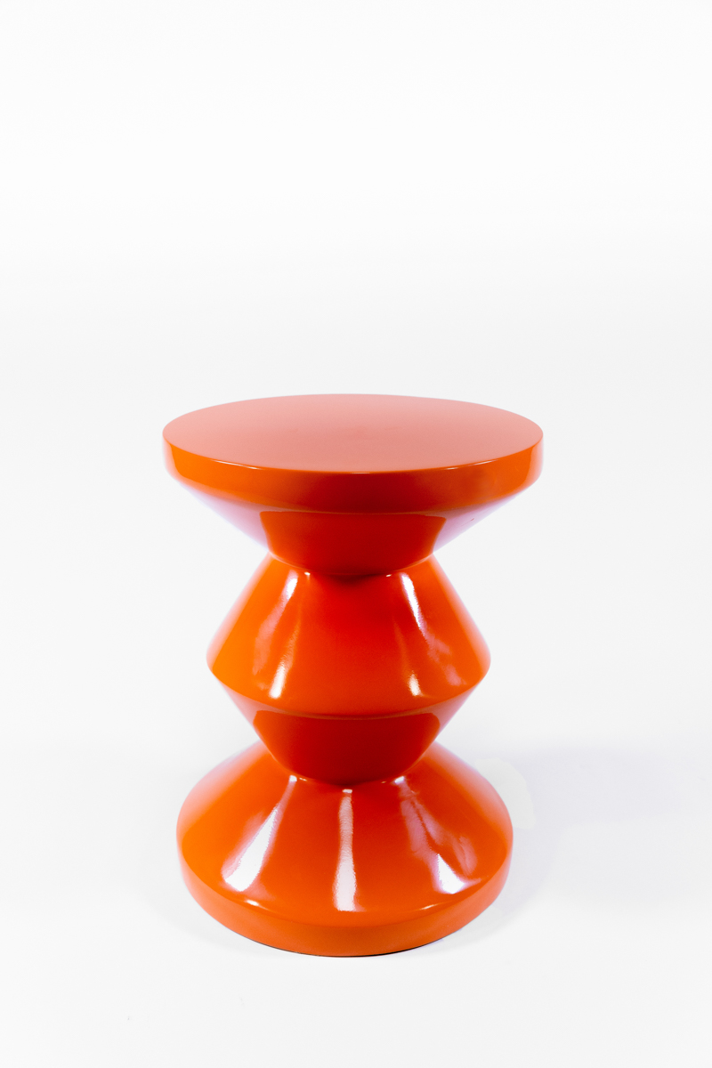 tabouret zig zag orange laqué, de la marque Pols Potten, agence Parade