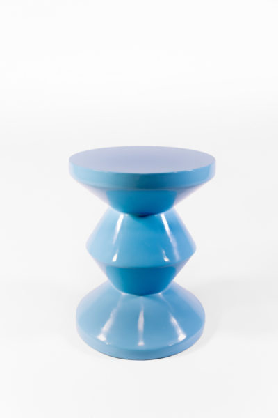 tabouret zig zag bleu ciel laqué, de la marque Pols Potten, agence Parade