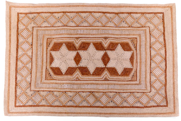 tapis rectangulaire vintage en paille, motifs géométriques, agence Parade