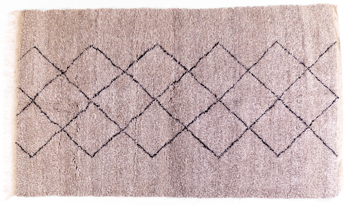 tapis Beni Ouarain beige avec motifs noirs, agence Parade