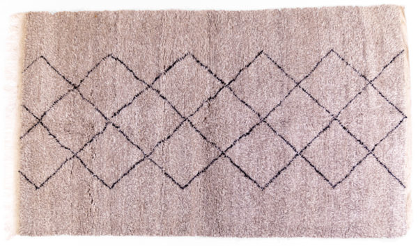 tapis Beni Ouarain beige avec motifs noirs, agence Parade