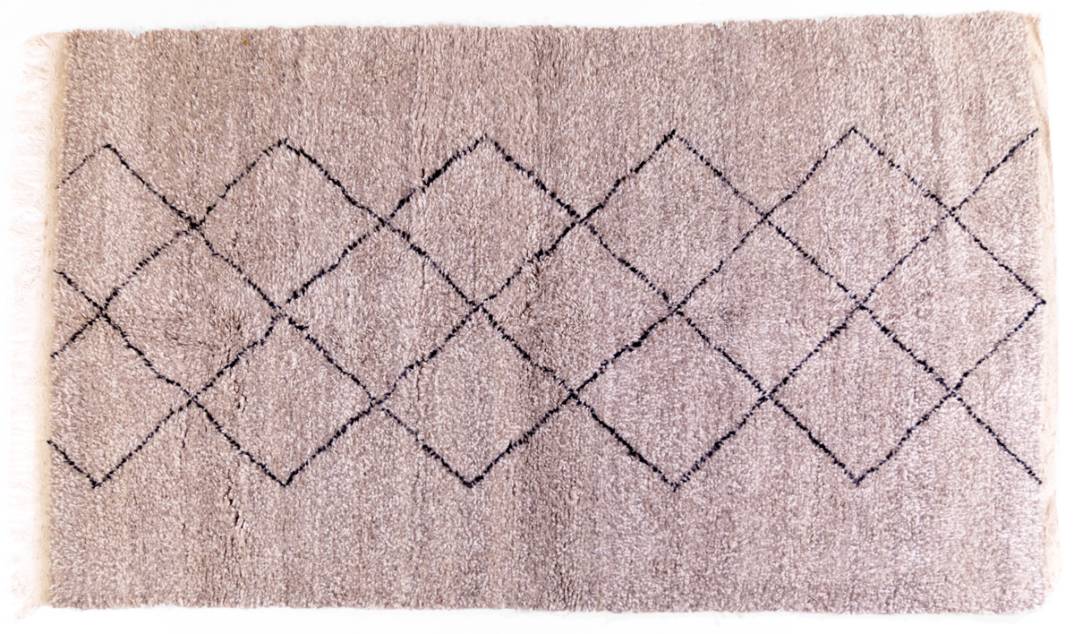 tapis Beni Ouarain beige avec motifs noirs, agence Parade