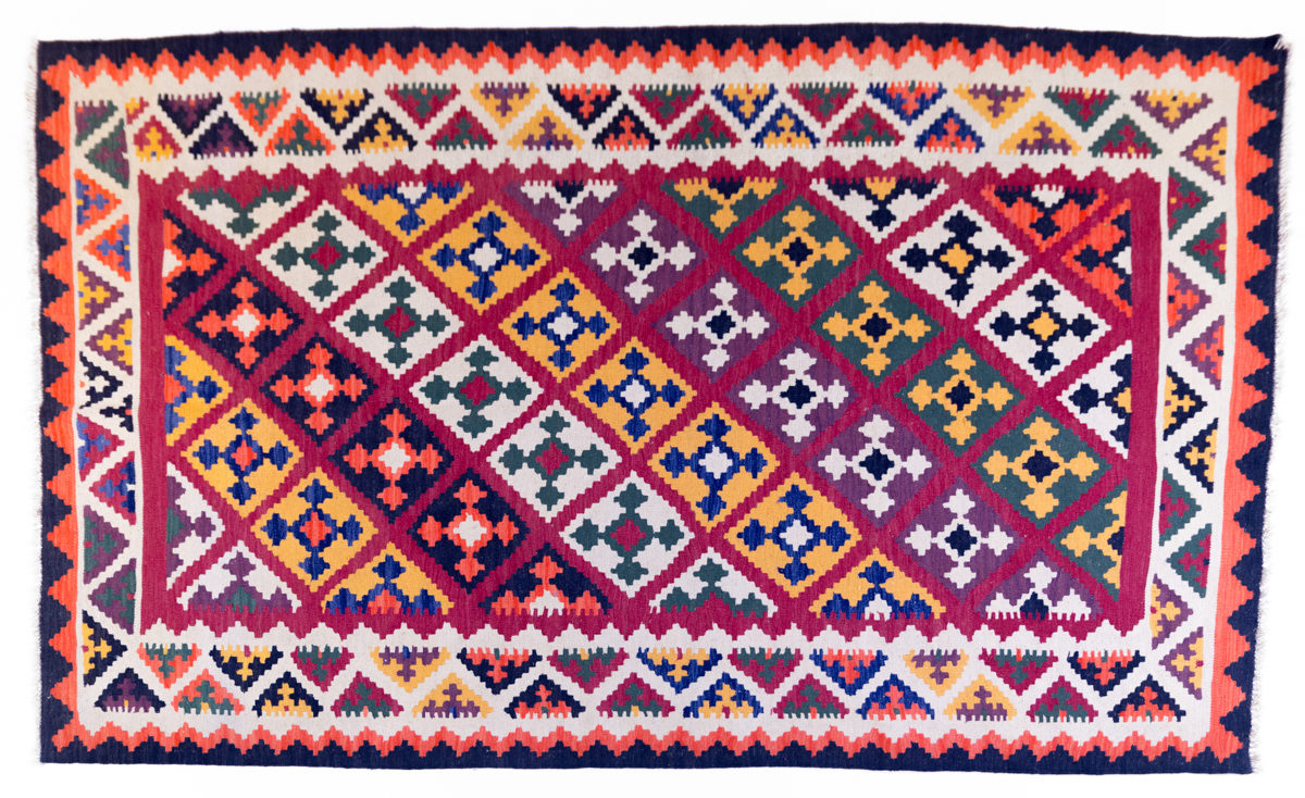 grand tapis kilim motifs orange beige et noir, agence Parade