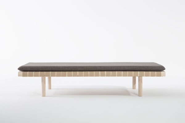 banquette en bois et sangles en jute, matelas en tissu gris, création de l'agence Parade