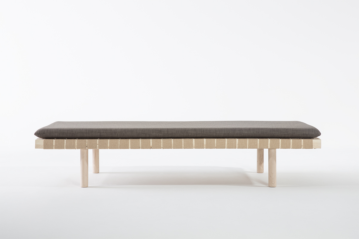 banquette en bois et sangles en jute, matelas en tissu gris, création de l'agence Parade