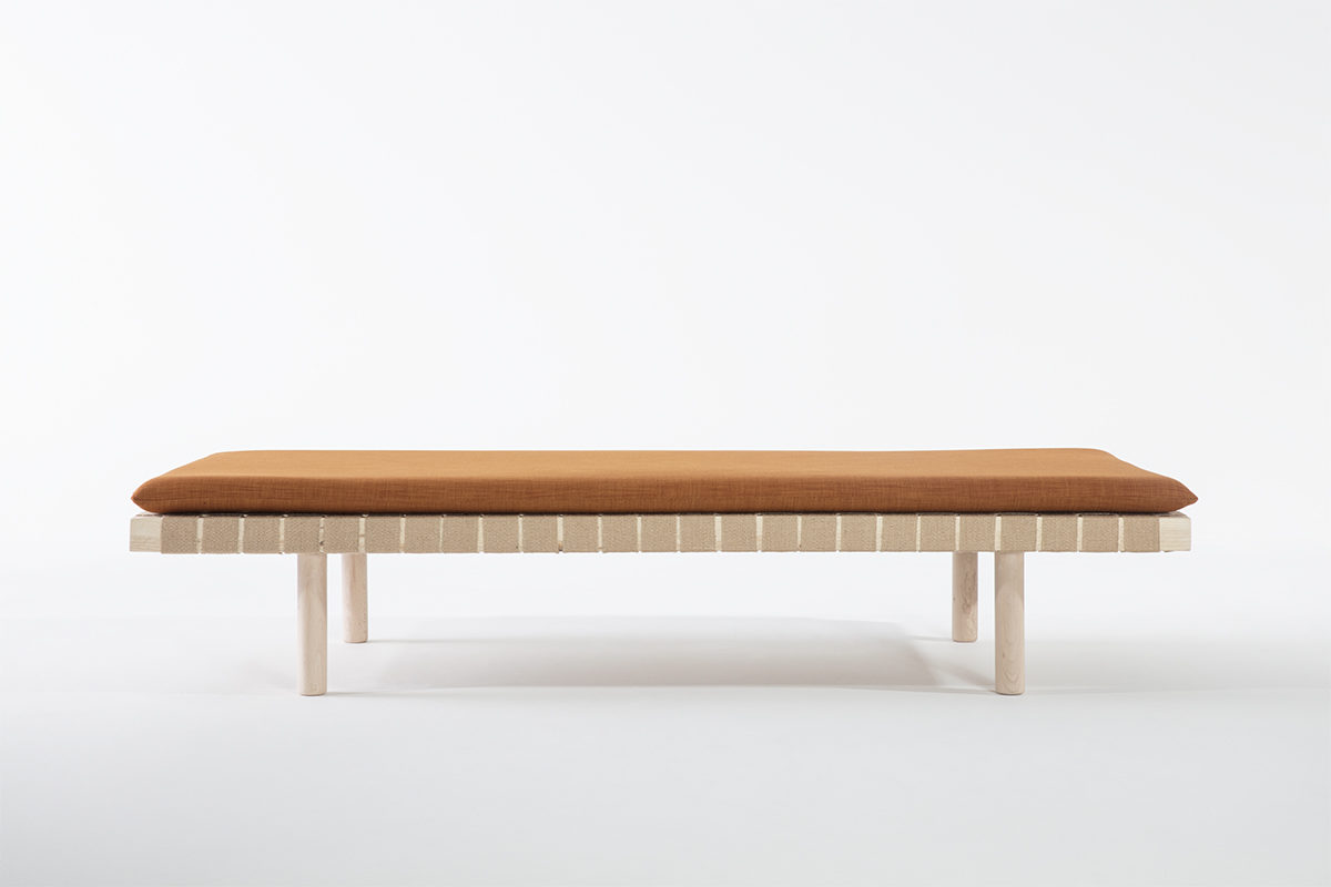 banquette en bois et sangles en jute, matelas en tissu rouille, création de l'agence Parade