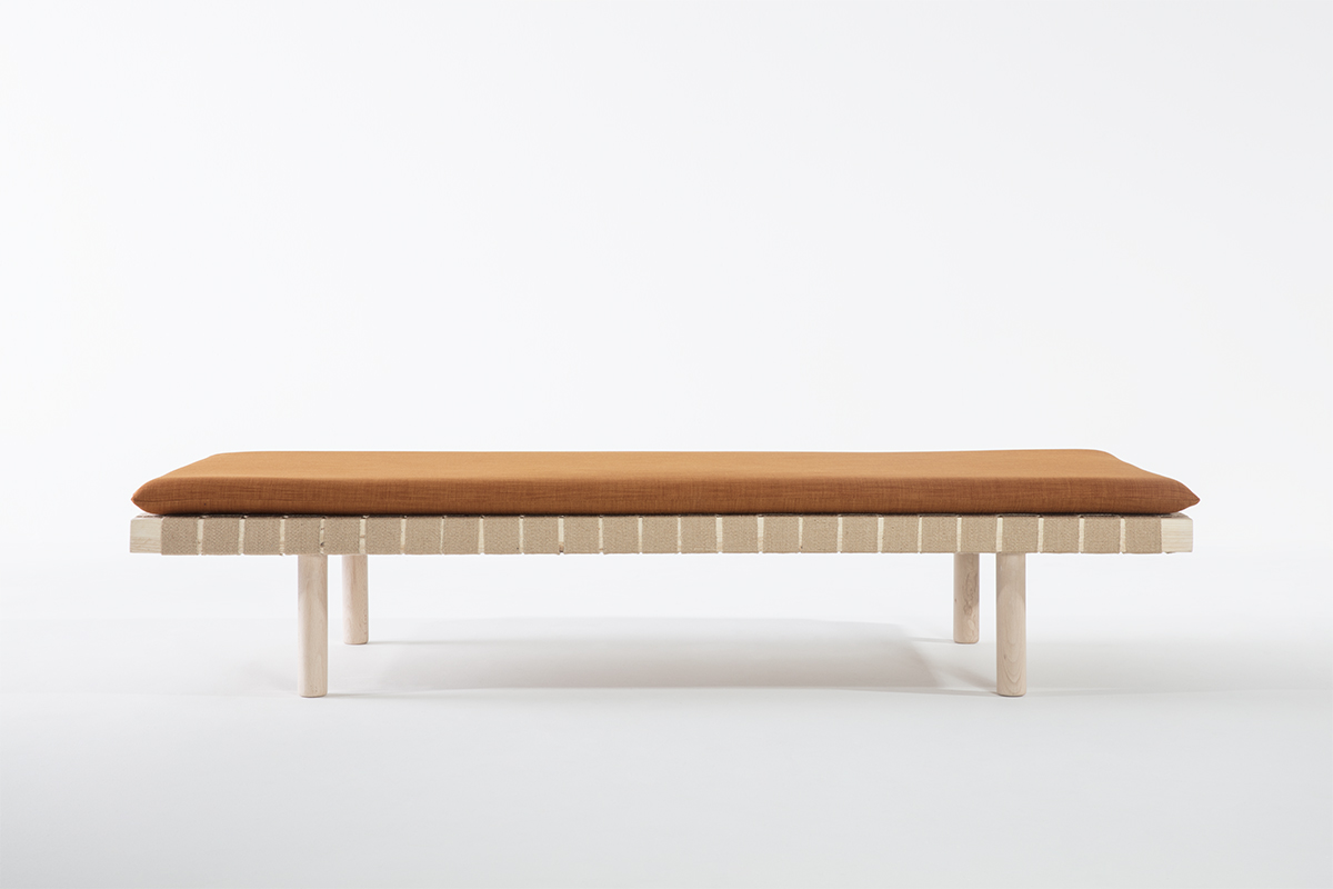 banquette en bois et sangles en jute, matelas en tissu rouille, création de l'agence Parade