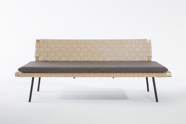 banquette envois de jute avec dossier et pieds en métal noir avec un matelas en tissu gris, agence Parade