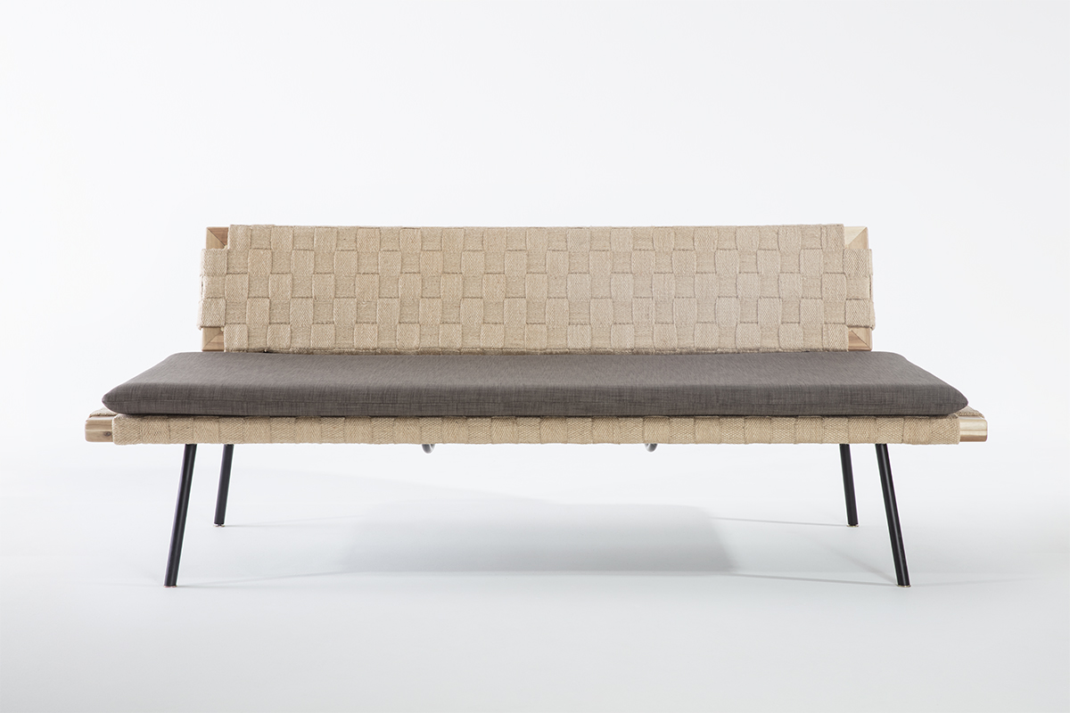 banquette envois de jute avec dossier et pieds en métal noir avec un matelas en tissu gris, agence Parade