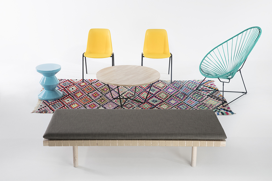 pack salon tapis boucherouite multicolore, banquette en bois et sangles de jute et matelas gris, table basse en bois, chaises en plastique jaune, fauteuil Acapulco Boqa turquoise et tabouret zigzag turquoise Pols Potten, agence Parade