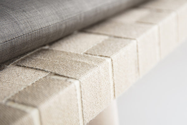 banquette en bois et sangle de jute, matelas gris, création de l'agence Parade
