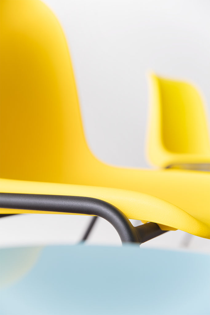 chaise en plastique jaune et pieds en métal noir, agence Parade