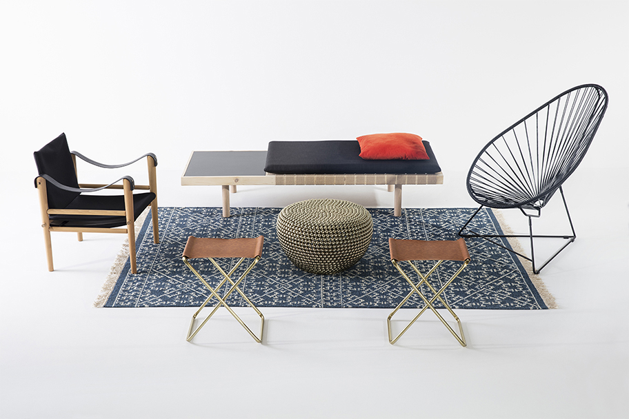 tapis kilim bleu, banquette en bois et sangles jute, matelas en tissu gris, oreiller orange, tabouret en métal doré et assise cuir, agence Parade