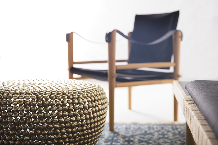 fauteuils en tissu noir et bois, Temps Libre, tapis kilim bleu et table basse en laiton Pols Potten, banquette en bois grise, agence Parade