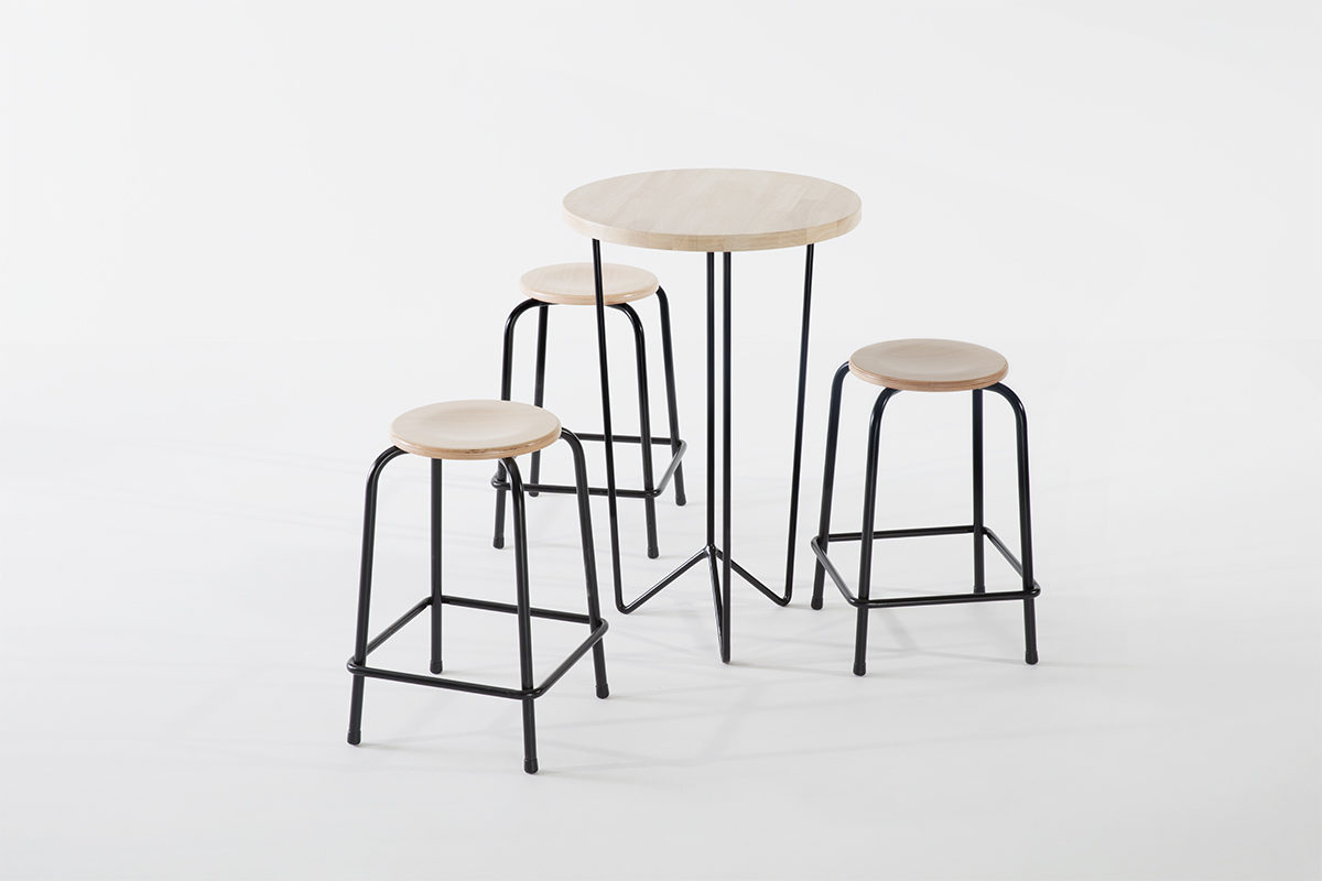 mange-debout plateau en bois et pieds en métal noir et tabouret d'école bois et métal noir, Landmade, agence Parade
