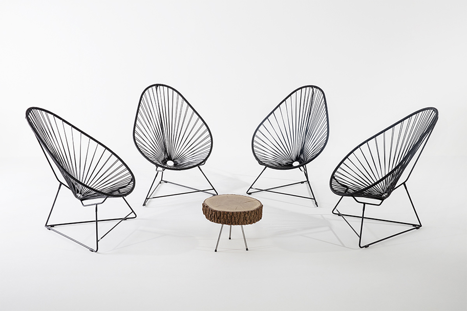 table basse en rondin de bois, pieds en métal fauteuils acapulco Noirs Boqa, agence Parade