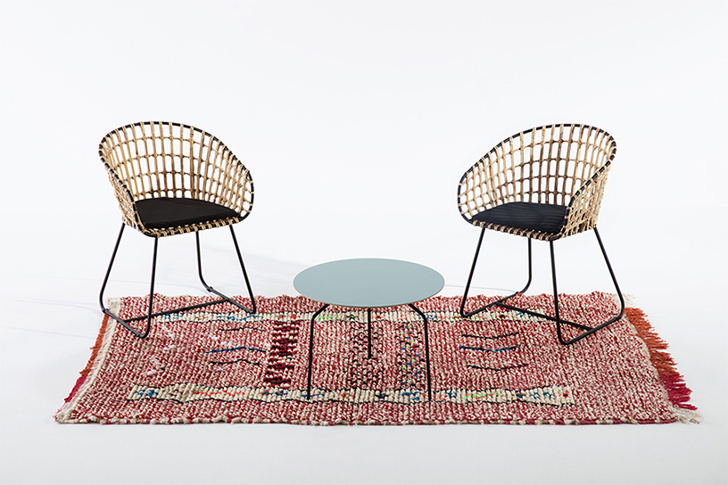 tapis Azilal rouge vintage, deux fauteuils rotin et métal pols Potten, table basse bleue Bo Concept, agence Parade