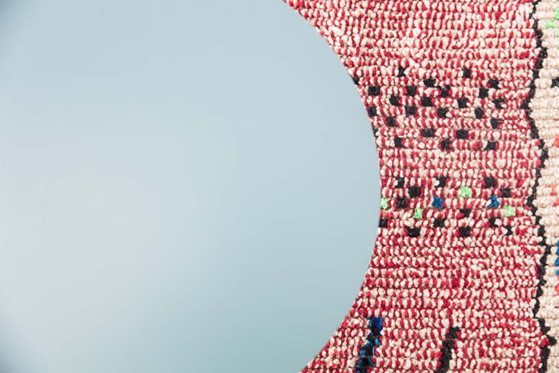 tapis azilal rouge et table basse verte Bo Concept, agence Parade