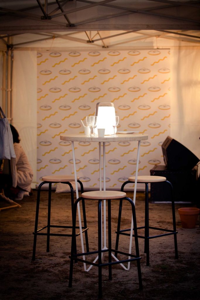 mange-debout blanc et tabouret d'école noir, lampe Fermob, soirée LAD, agence Parade