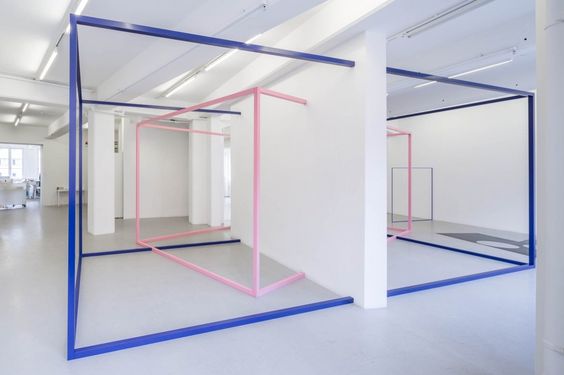 stand conceptuel, structure bleu et rose, agence Parade