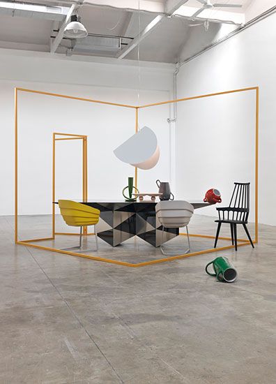 stand conceptuel avec structure jaune et meubles design